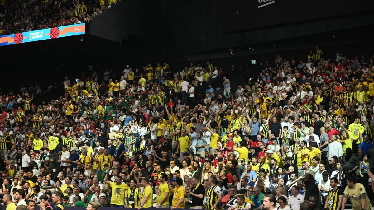 Άμπου Ντάμπι: Ένταση μεταξύ των οπαδών του Ολυμπιακού και της Φενέρμπαχτσε