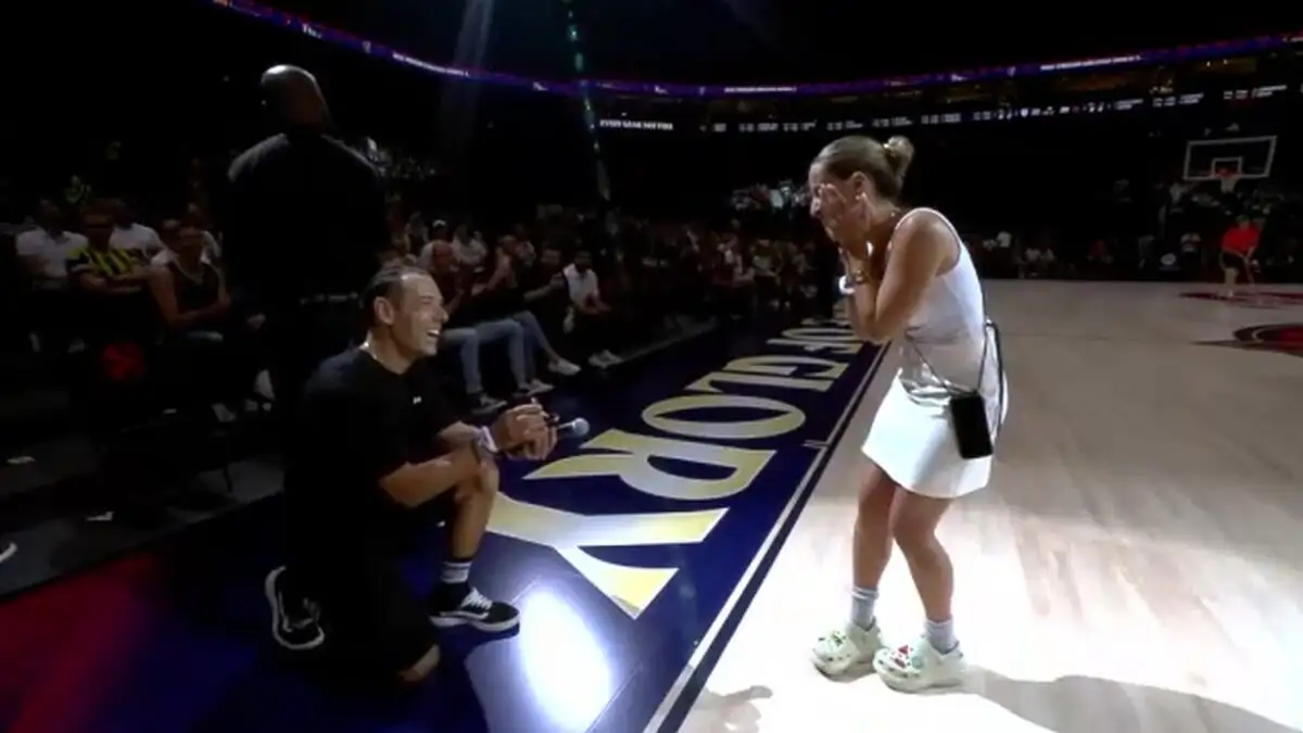 Οπαδός έκανε πρόταση γάμου στον μικρό τελικό της Euroleague στο Άμπου Ντάμπι – Δείτε βίντεο