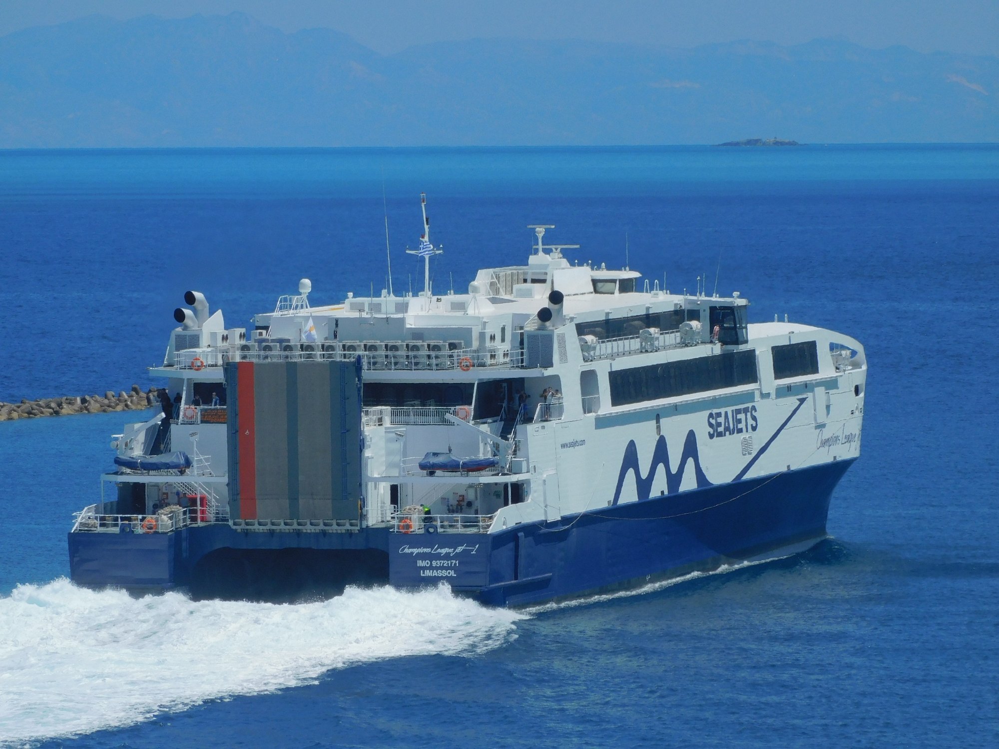 Μηχανική βλάβη σε πλοίο με δρομολόγιο από Θήρα προς Ηράκλειο – Ταλαιπωρία για 840 επιβάτες