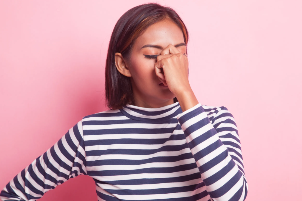 Γλώσσα του σώματος: Δείτε τι σημαίνει αν κάποιος αγγίζει τη μύτη του μπροστά σας