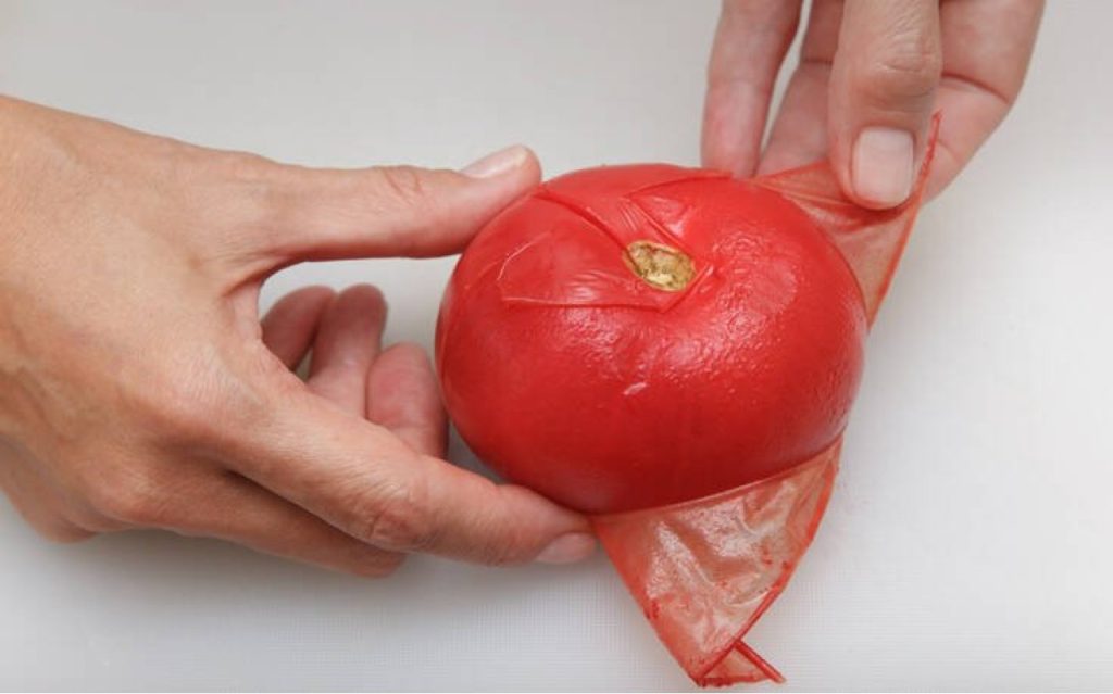Με αυτά τα κολπάκια θα αφαιρέσετε γρήγορα και εύκολα την φλούδα της ντομάτας