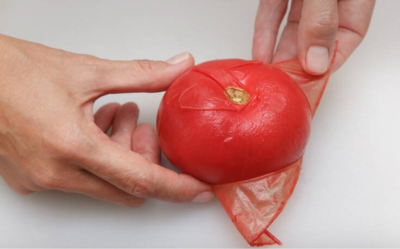 Με αυτά τα κολπάκια θα αφαιρέσετε γρήγορα και εύκολα την φλούδα της ντομάτας
