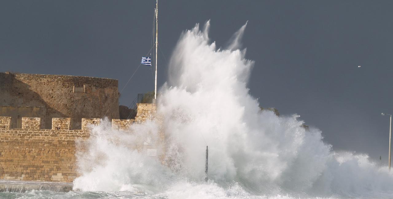 Προβλήματα στην δυτική Κρήτη λόγω των ισχυρών ανέμων: «Ξεριζώθηκαν» δέντρα