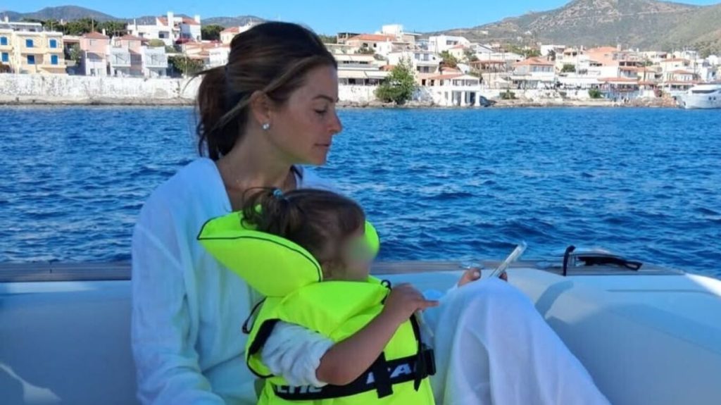 Στην Ελλάδα η Μαρία Μενούνος μαζί με την κόρη της Αθηνά – Δείτε φωτογραφίες