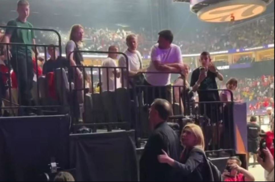 Φραστικό επεισόδιο του Γ.Μπαρτζώκα με φίλαθλο του Παναθηναϊκού: «Το ξέρει η μάνα σου ότι είσαι εδώ ρε;» (βίντεο)