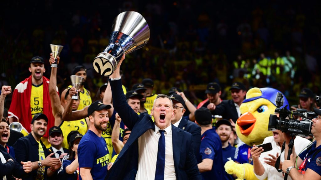 Η στιγμή που η ομάδα της Φενέρμπαχτσε σηκώνει το τρόπαιο της Ευρωλίγκας – Δείτε βίντεο