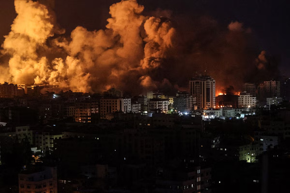 Βίντεο: Η στιγμή που κορίτσι τρέχει μέσα σε φλεγόμενο σχολείο στη Γάζα μετά από ισραηλινή επιδρομή