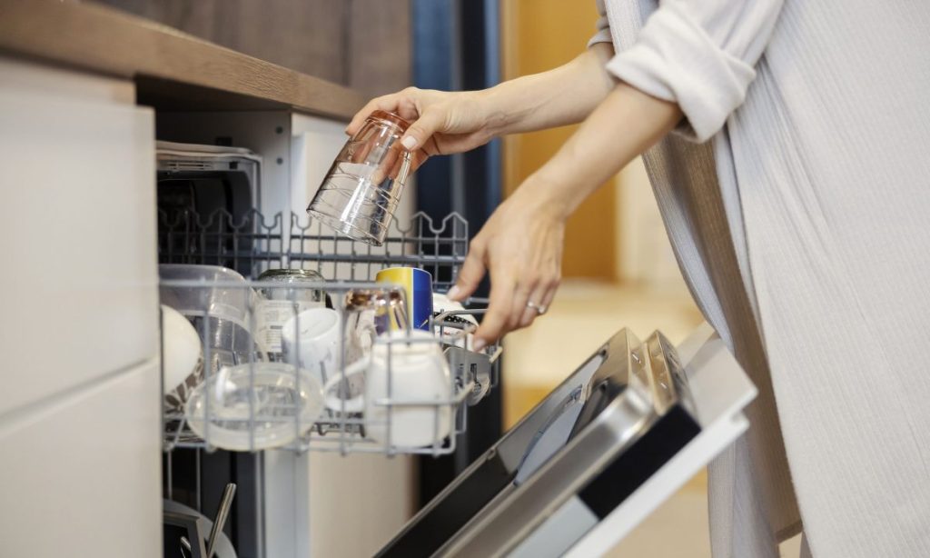 Ποτήρια κρασιού: Δείτε γιατί δεν πρέπει να τα τοποθετείτε στο κάτω ράφι του πλυντηρίου πιάτων – Οι κίνδυνοι