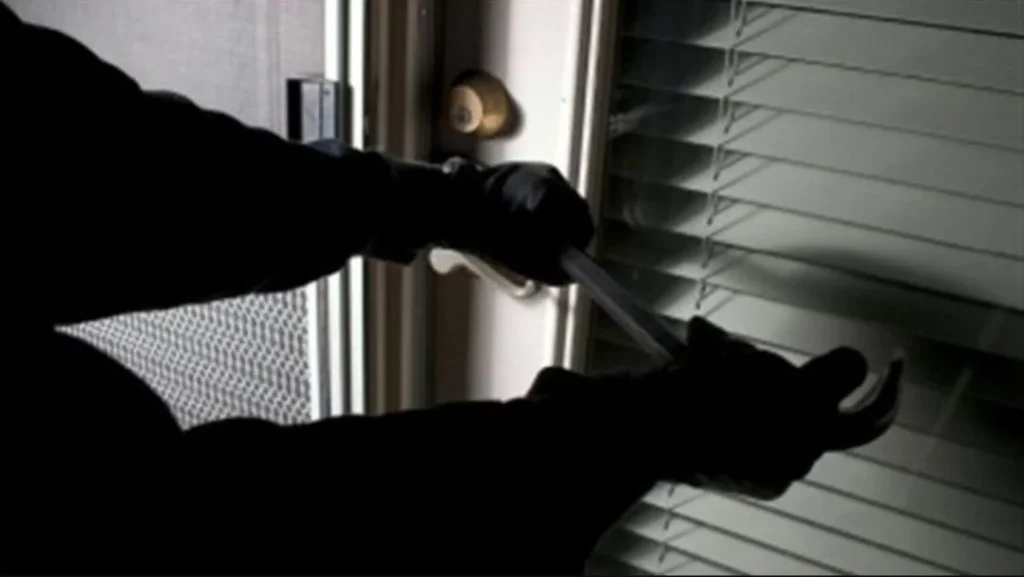 Λέσβος: Χειροπέδες σε 40χρονο αλλοδαπό που έκλεψε χιλιάδες ευρώ και ταυτότητες από ξενοδοχείο