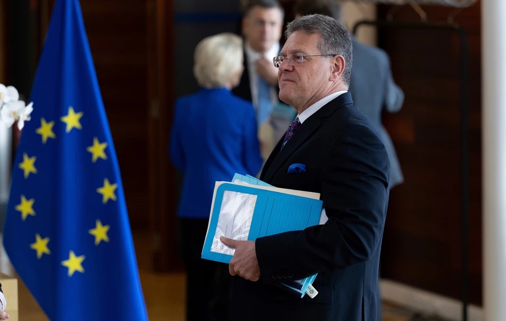 «Παραμένουμε σε συνεχή επαφή» αναφέρει ο Επίτροπος Εμπορίου της ΕΕ μετά τη συνομιλία του με τον Χ.Λάτνικ