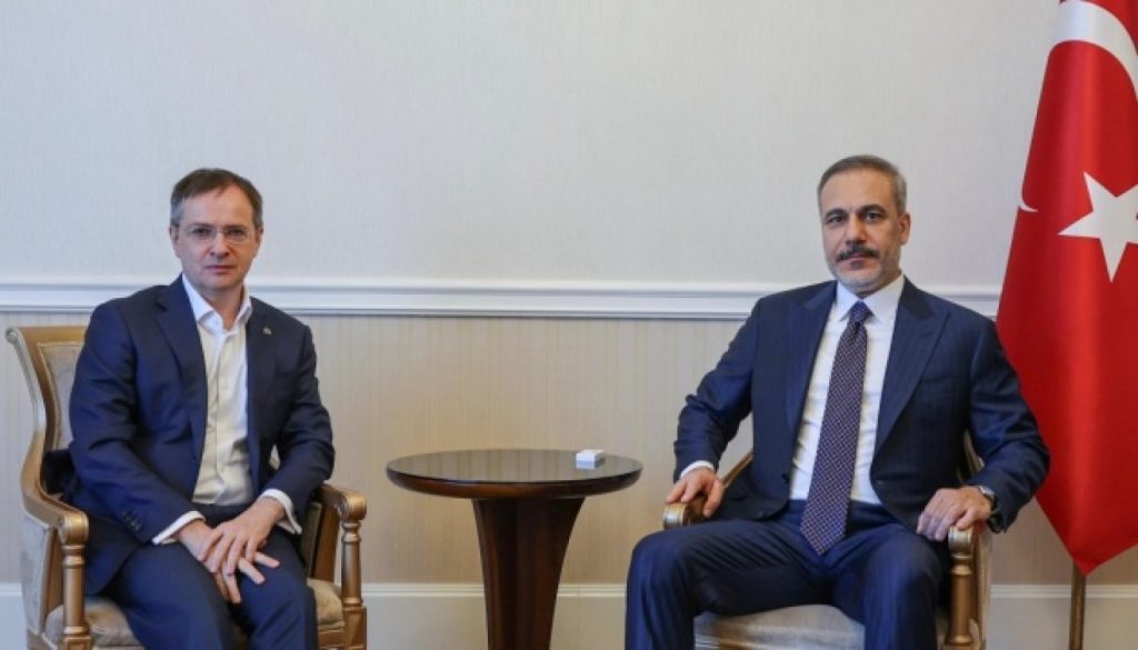 Ο Χ.Φιντάν στη Μόσχα σε ρόλο… ειρηνευτή: Συνάντηση με Μεντίνσκι και ακολουθεί τετ α τετ με Σ.Λαβρόφ και Β.Πούτιν