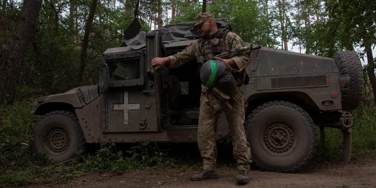 Δείτε το αιφνιδιαστικό χτύπημα του drone «KVN» σε αμερικανικό Humvee, γεμάτο με προσωπικό (βίντεο)