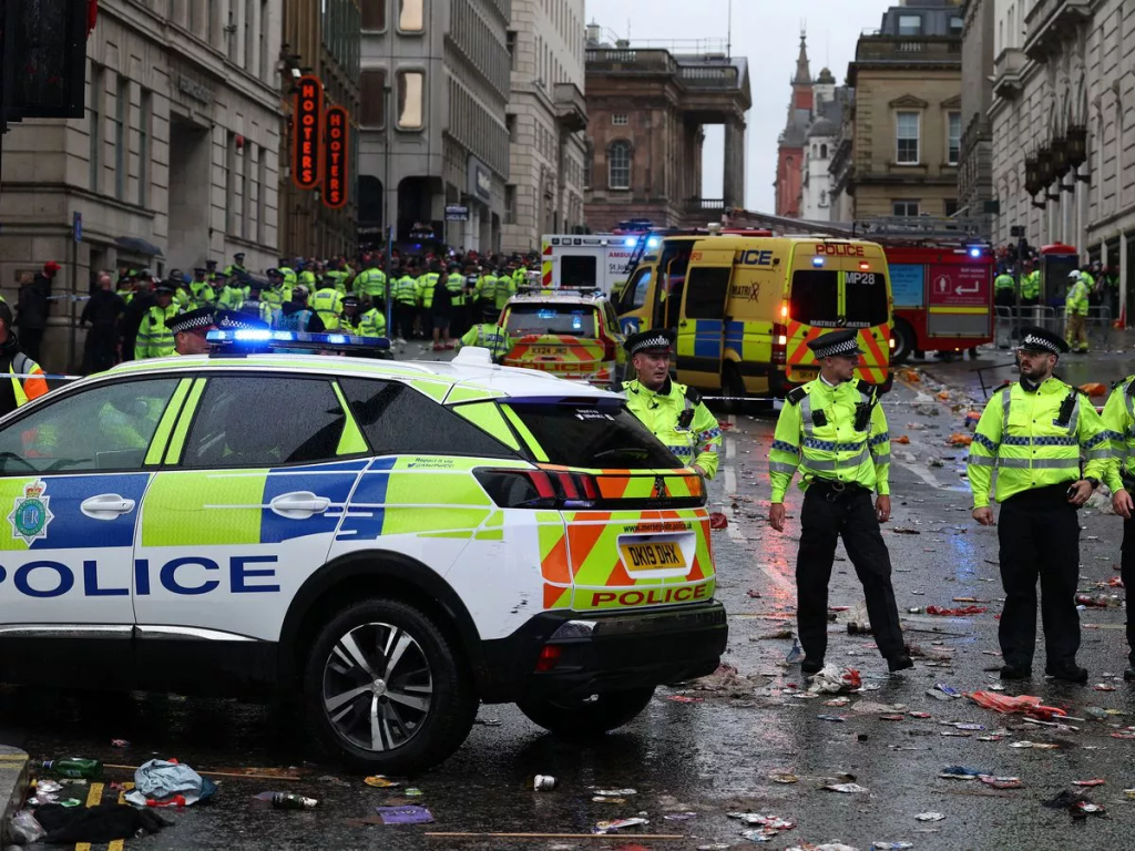 Πανικός στην παρέλαση για το πρωτάθλημα στο Λίβερπουλ: Αυτοκίνητο έπεσε πάνω σε πλήθος κόσμου (βίντεο-φωτο)