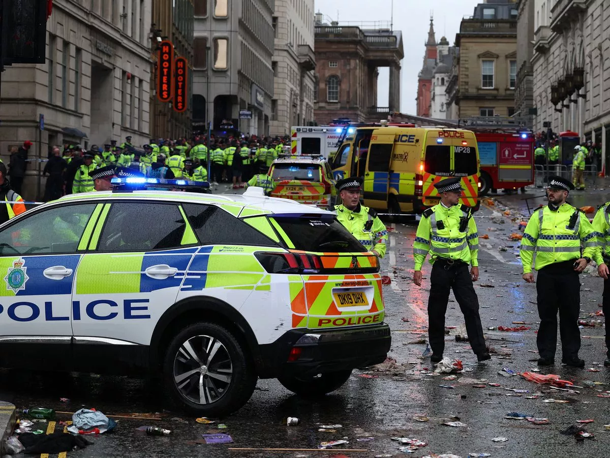 Πανικός στην παρέλαση για το πρωτάθλημα στο Λίβερπουλ: Αυτοκίνητο έπεσε πάνω σε πλήθος κόσμου (βίντεο-φωτο)