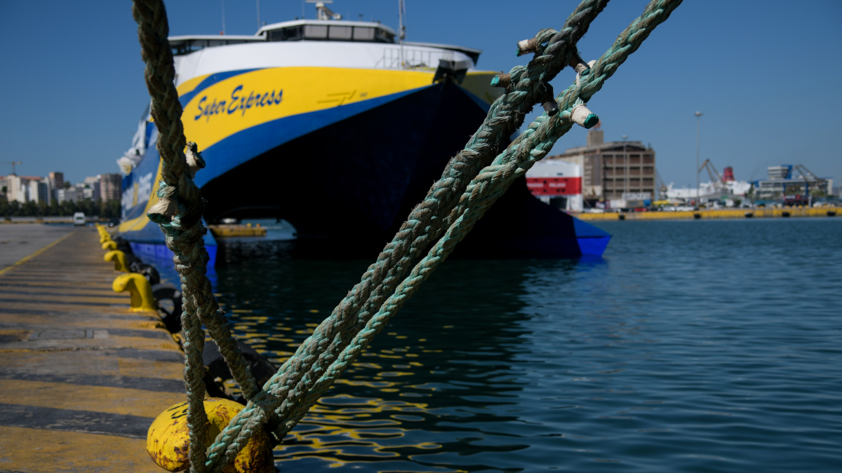 Μύκονος: Απαγόρευση απόπλου στο Super Express – Προσέκρουσε σε ρυμουλκό και προβλήτα – Ταλαιπωρία για τους επιβάτες