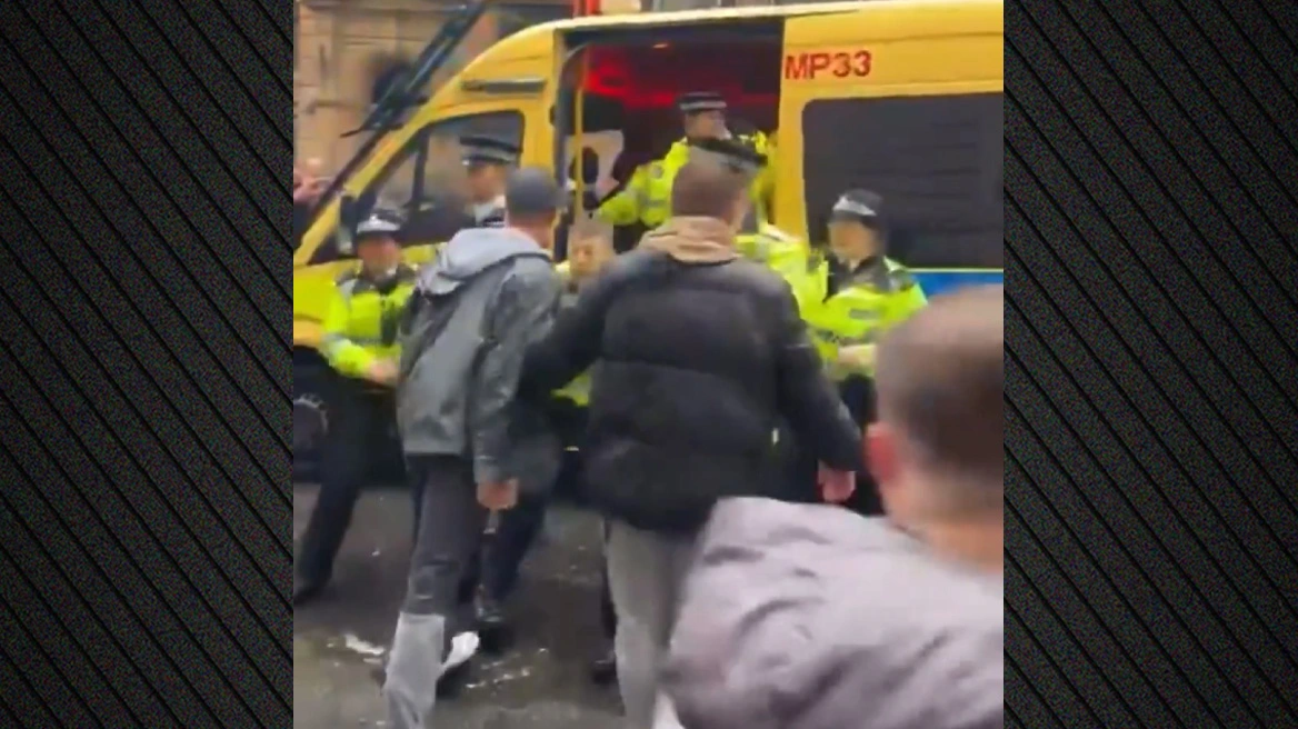 Λίβερπουλ: Οπαδοί έσπασαν το αμάξι και προσπάθησαν να λιντσάρουν τον οδηγό που έπεσε πάνω στο πλήθος – Δείτε βίντεο