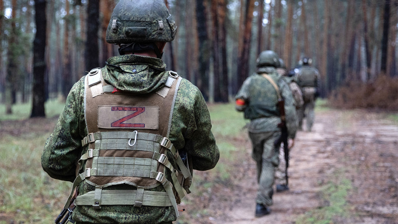 Η στιγμή που Ρώσοι αλεξιπτωτιστές αιχμαλωτίζουν Ουκρανό στρατιώτη στο Τέτκινο – Δείτε βίντεο