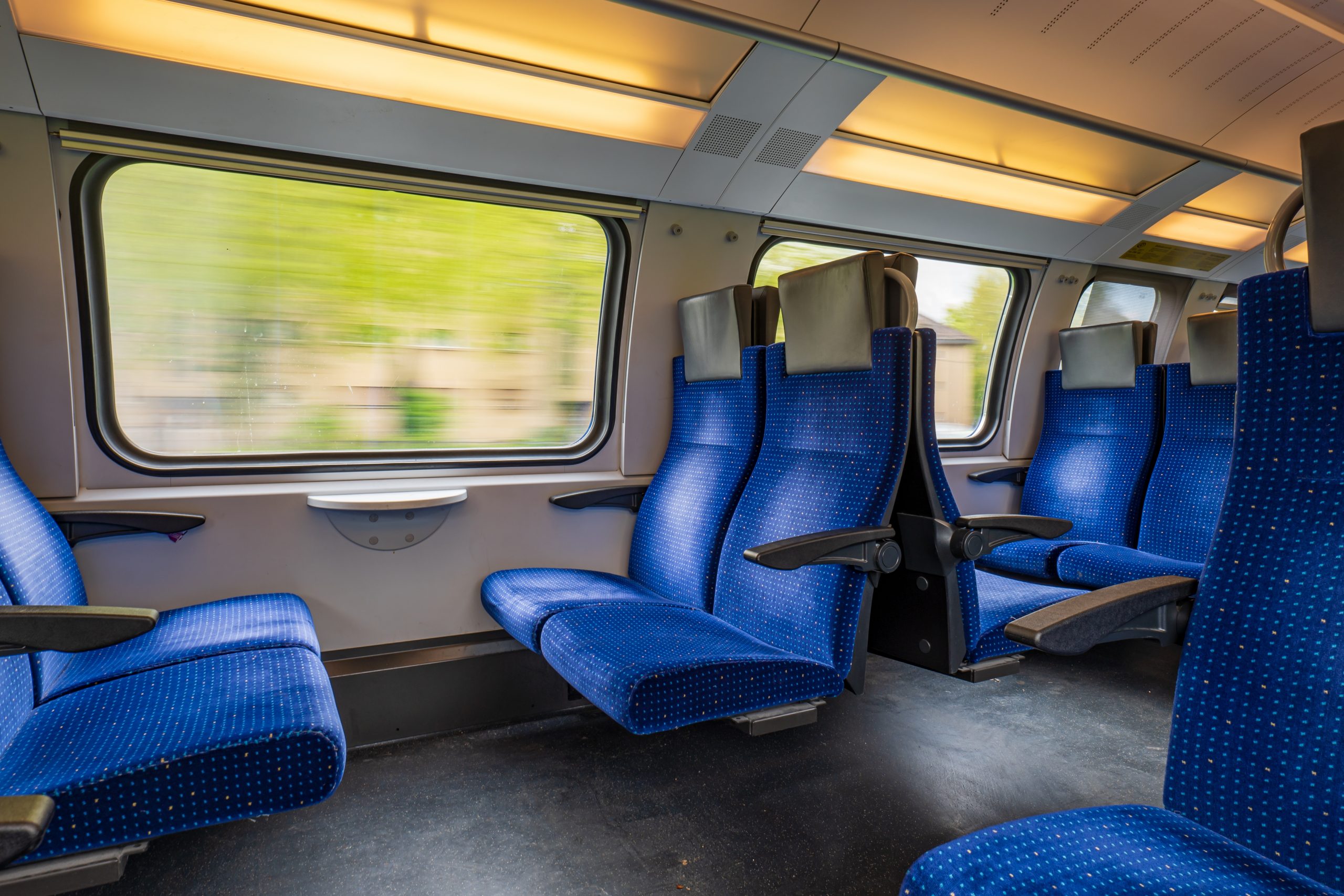 Γερμανία: Επιβάτης τρένου σφήνωσε ανάμεσα στα καθίσματα όταν έψαχνε τα… AirPods του