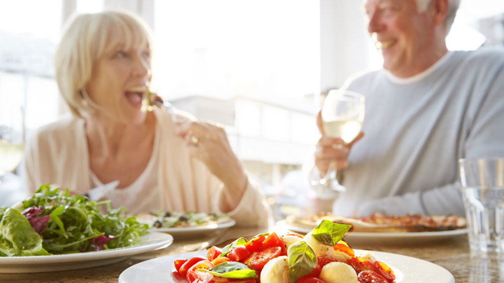 Αυτές είναι οι τροφές που μας προστατεύουν από τη φθορά του χρόνου