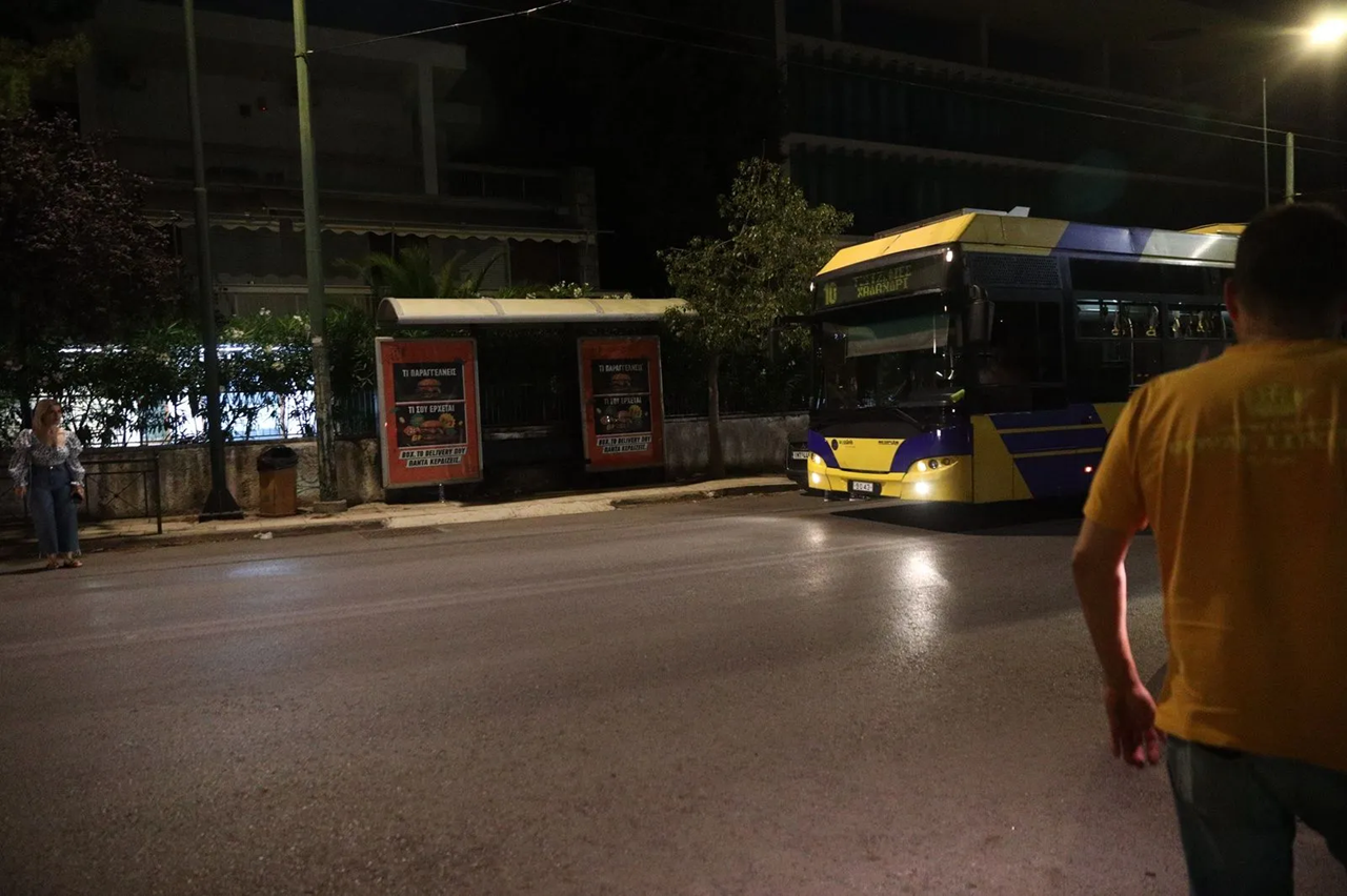 Βίντεο ντοκουμέντο: Η στιγμή που το ΙΧ πέφτει σε στάση λεωφορείου στο Χαλάνδρι