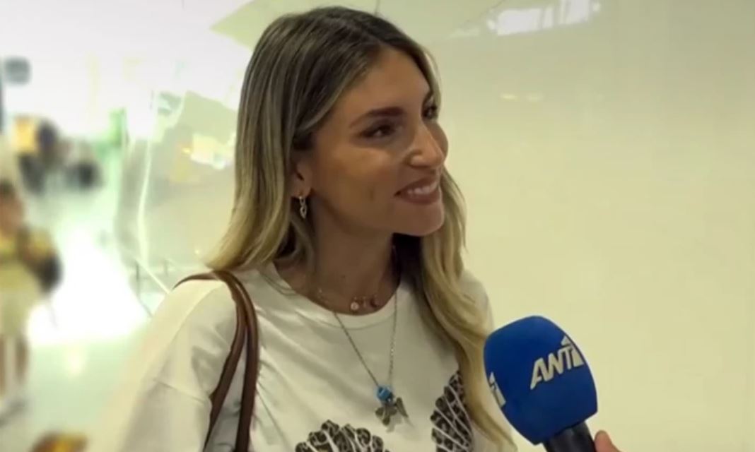 Εκνευρίστηκε η Αθηνά Οικονομάκου με ερώτηση δημοσιογράφου στο αεροδρόμιο: «Έλεος ρε παιδιά, φτάνει!»