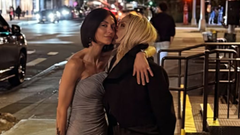 Άννα Βίσση – Σοφία Καρβέλα: Η τρυφερή βραδινή έξοδος μαμάς και κόρης (φωτο)