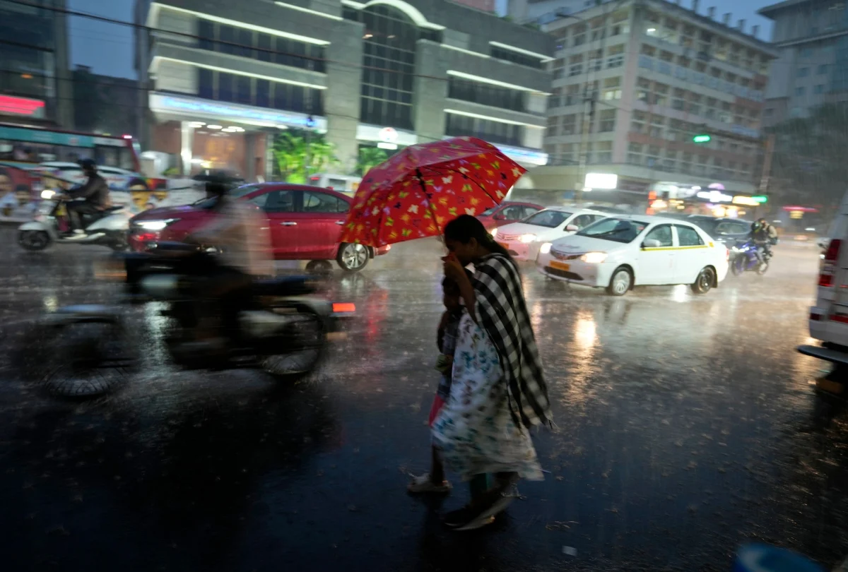Ισχυρές βροχοπτώσεις πλήττουν την Ινδία: Κατέρρευσε στέγαστρο στο διεθνές αεροδρόμιο του Δελχί (βίντεο)