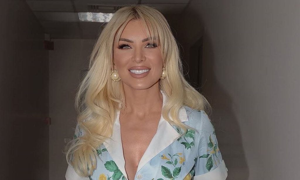 Χτύπησαν το αμάξι της Κατερίνας Καινούργιου: Η αντίδραση της παρουσιάστριας (φωτο)