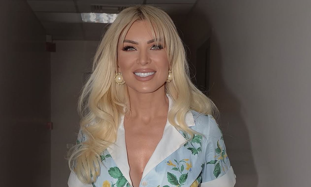 Χτύπησαν το αμάξι της Κατερίνας Καινούργιου: Η αντίδραση της παρουσιάστριας (φωτο)