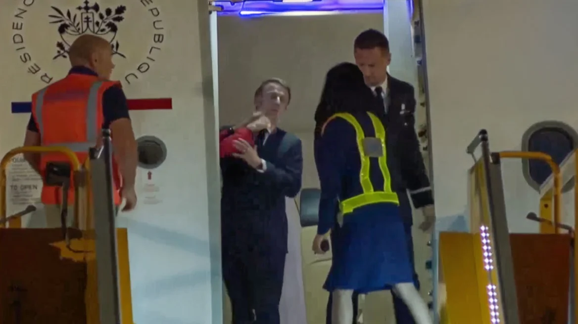 Περίγελος στο διεθνές προσκήνιο ο Ε.Μακρόν μετά το χαστούκι από την Μπριζίτ – Τι σχολιάζουν διεθνή ΜΜΕ (βίντεο)