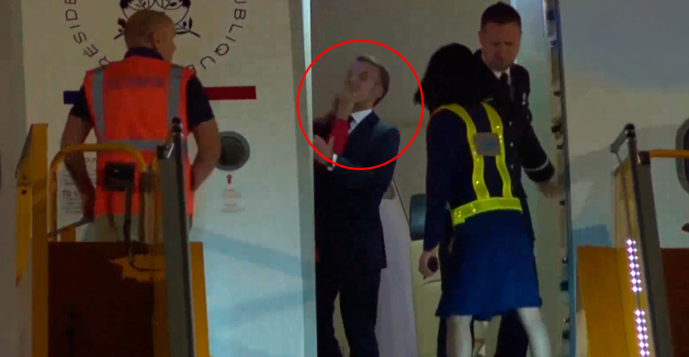 Η Μπριζίτ χαστουκίζει τον Ε.Μακρόν ενώ άνοιγε η πόρτα του αεροσκάφους! (βίντεο)