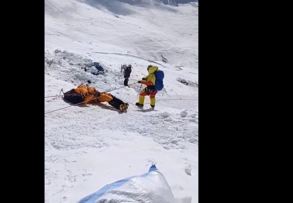 Πώς κατεβάζουν τους νεκρούς ορειβάτες από το Έβερεστ – Δείτε βίντεο