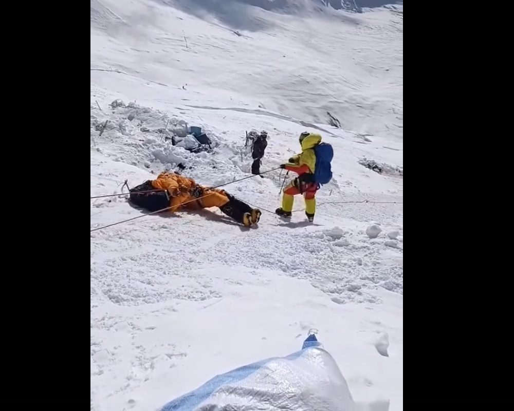 Πώς κατεβάζουν τους νεκρούς ορειβάτες από το Έβερεστ – Δείτε βίντεο