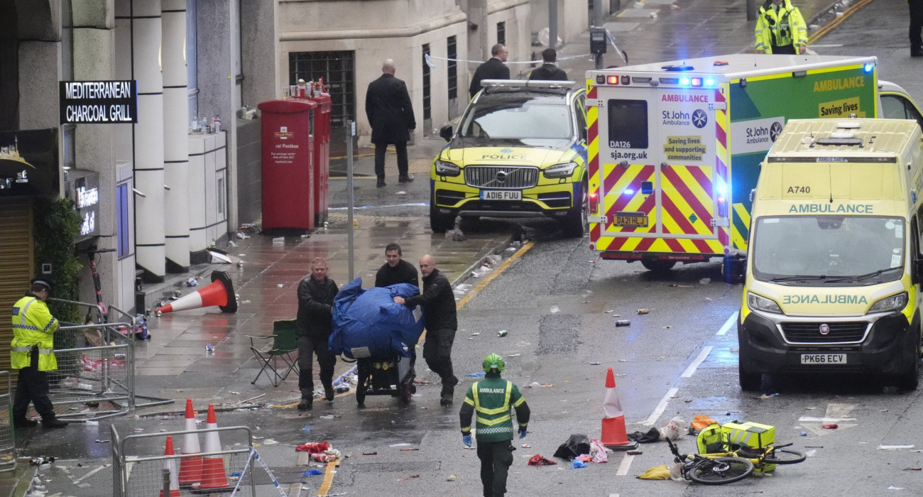 Λίβερπουλ: Τα πρωτοσέλιδα του αγγλικού Τύπου μετά την επίθεση στη Water Street – «Σφαγή στην παρέλαση» (φώτο)