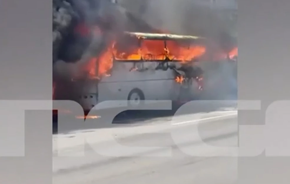 Παρανάλωμα του πυρός ένα τουριστικό λεωφορείο στη Λεωφόρο Αθηνών – Δείτε βίντεο