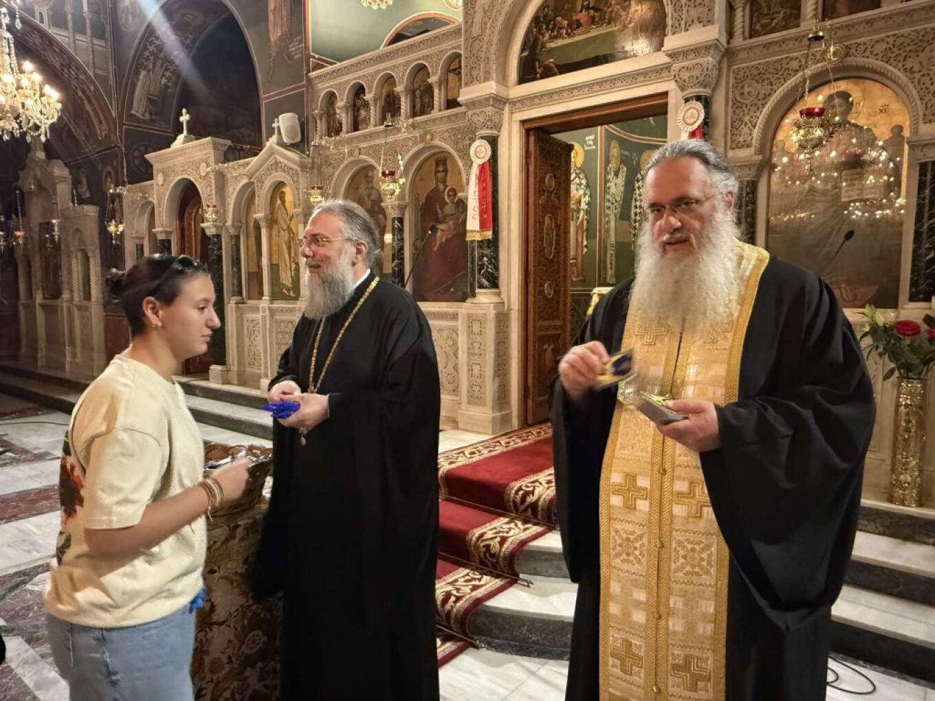 Τρίκαλα: Μοίρασαν «αγιασμένα» στυλό για τις Πανελλαδικές Εξετάσεις – Δείτε φωτογραφίες