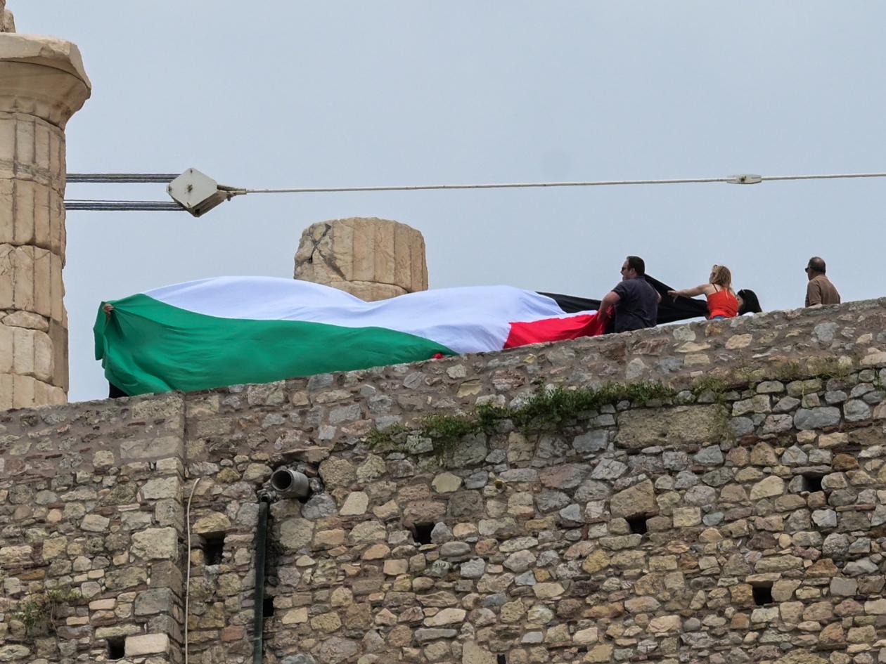 Αθήνα: Επιχείρησαν να υψώσουν σημαία της Παλαιστίνης στην Ακρόπολη – 15 προσαγωγές