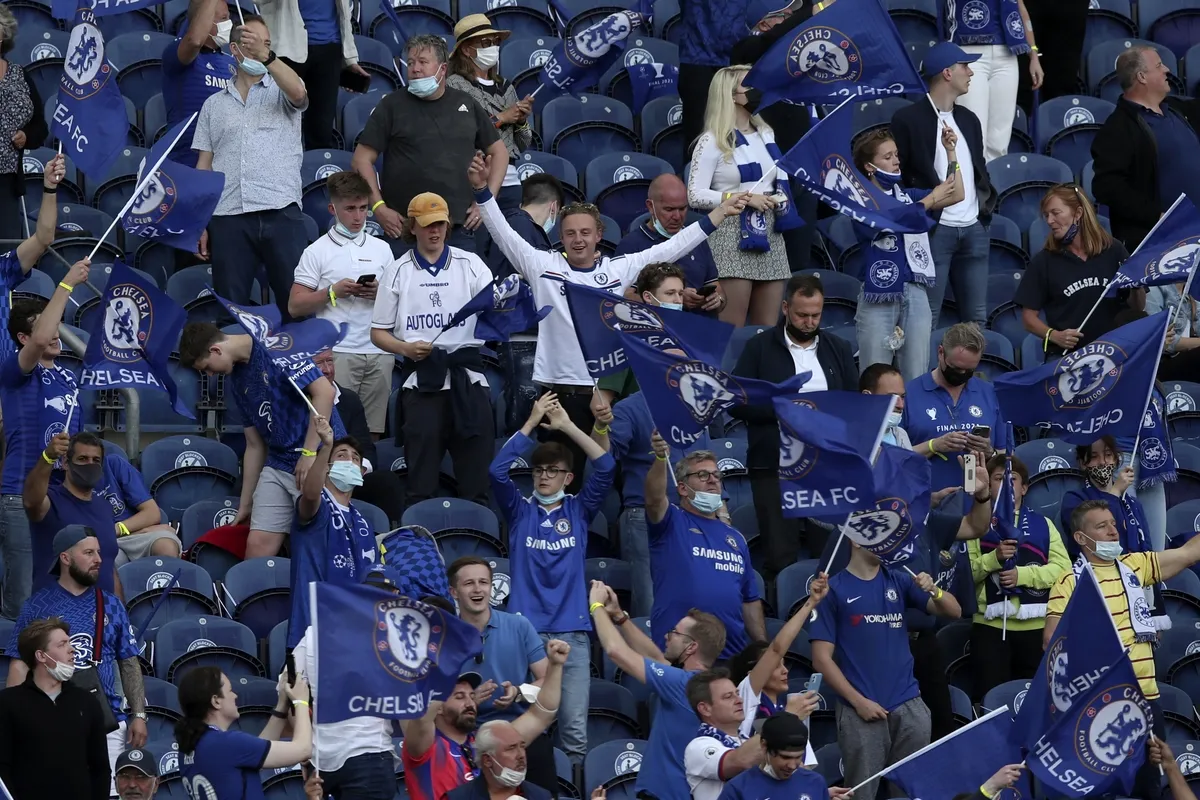 Πολωνία: Άγριο ξύλο μεταξύ των οπαδών της Μπέτις και της Τσέλσι πριν από τον τελικό του Conference League (βίντεο)