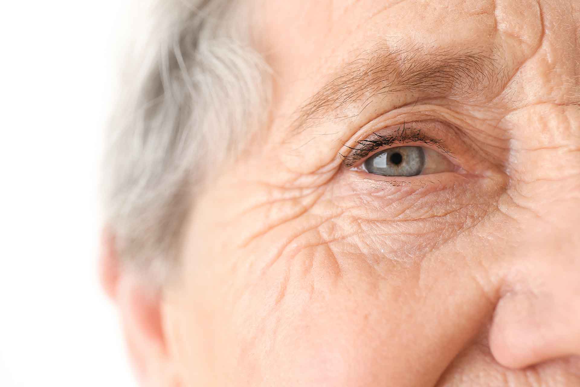 Αυτά είναι τα τέσσερα περίεργα σημάδια που δείχνουν ότι γερνάμε – Από το ύψος μέχρι και την φωνή