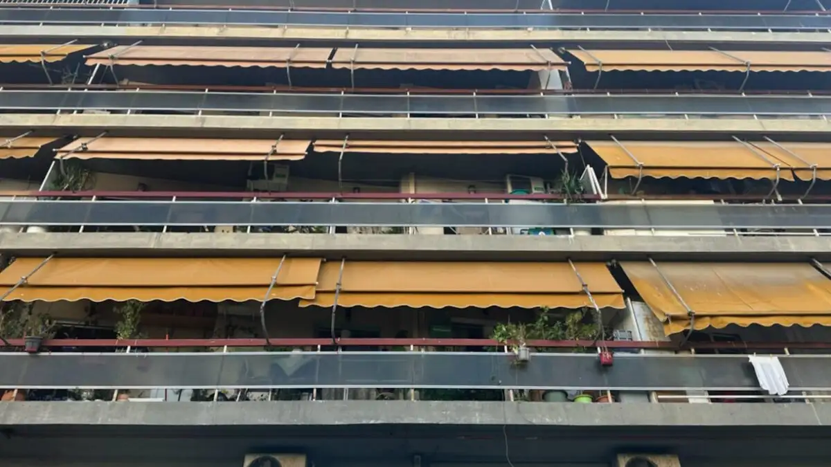 Καλλιθέα: Ελεύθερη αφέθηκε η 37χρονη θεία της 7χρονης που τραυματίστηκε θανάσιμα όταν πέρασε μέσα από τζαμαρία