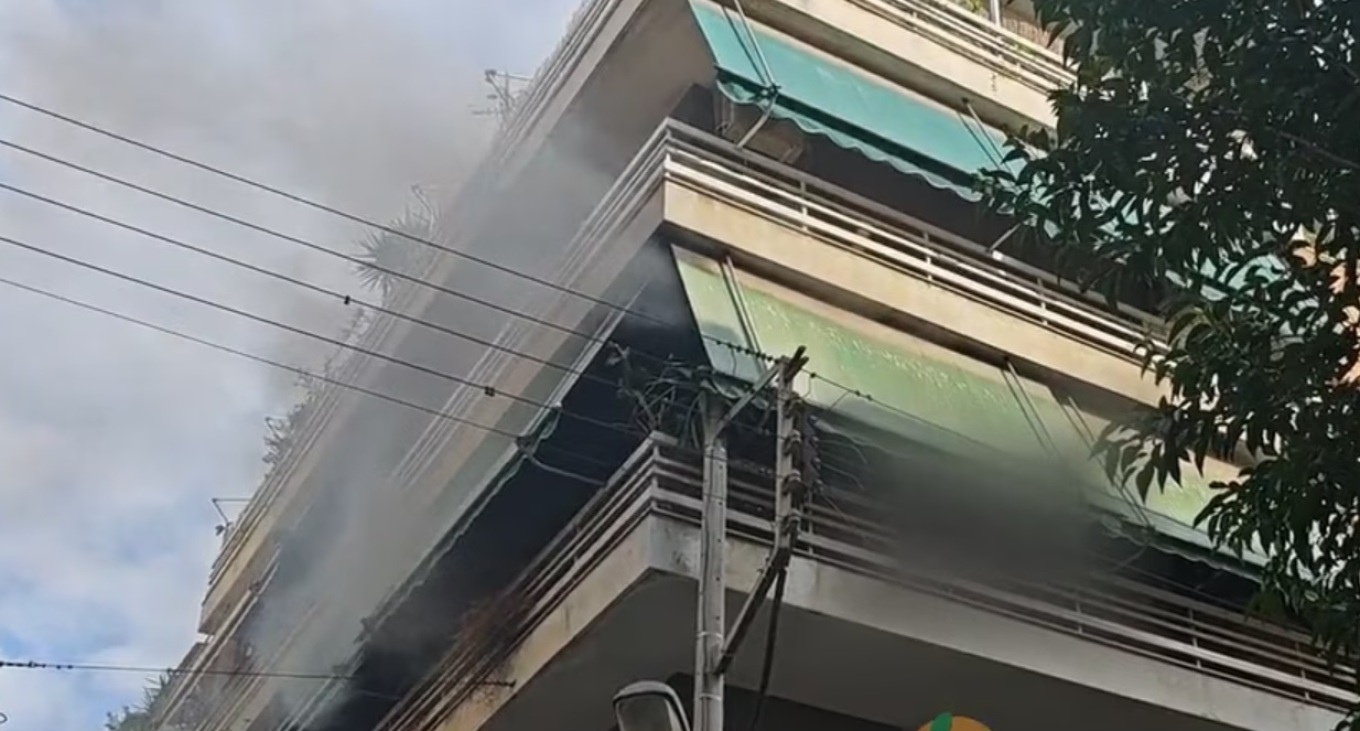 Φωτιά σε διαμέρισμα στην Καλλιθέα: Ηλικιωμένος εγκλωβίστηκε στο μπαλκόνι, τρομαγμένος έλεγε πως θέλει να πηδήξει