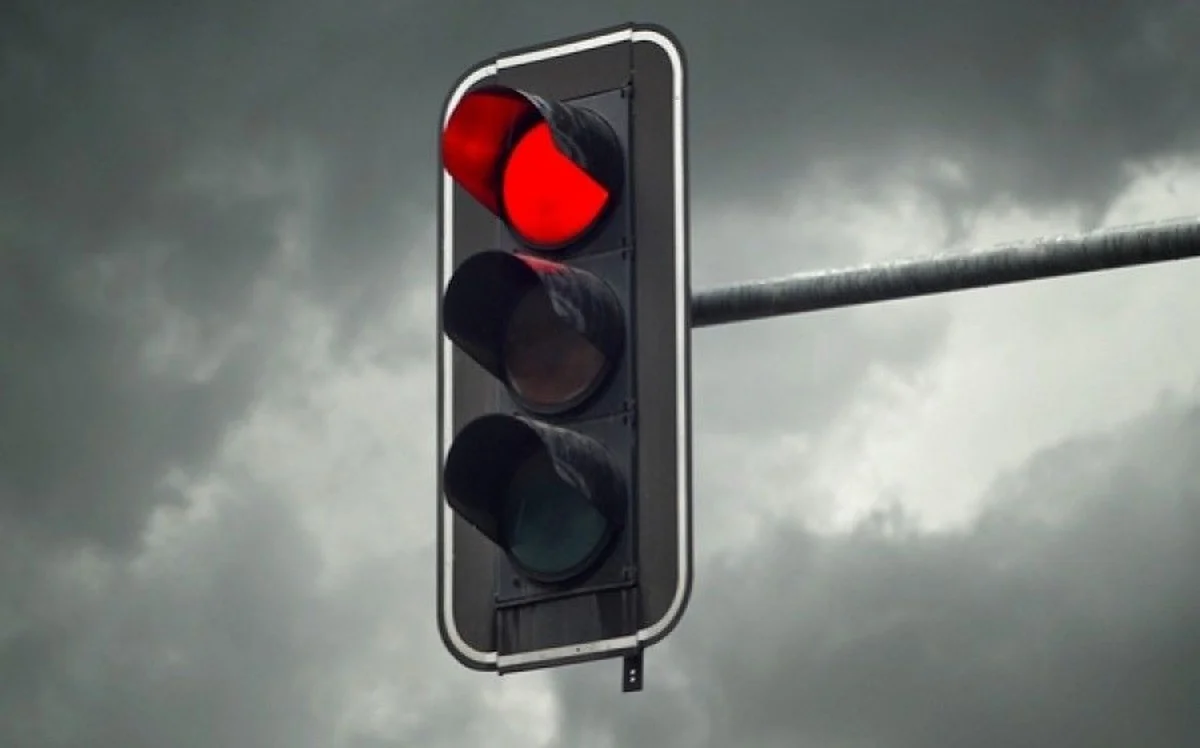 Νέος ΚΟΚ: Αυτό είναι το πρόστιμο με το οποίο κινδυνεύετε εάν παραβιάσετε ερυθρό σηματοδότη