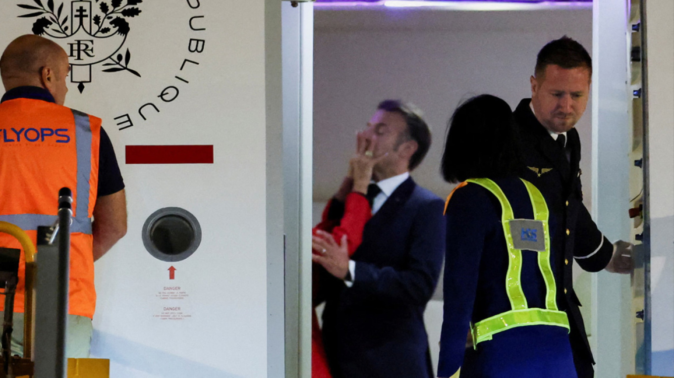 «Γιατί δεν μιλά η Μπριζίτ;»: Οι Γάλλοι πολίτες ζητούν να μιλήσει η ίδια για το χαστούκι στον Ε.Μακρόν