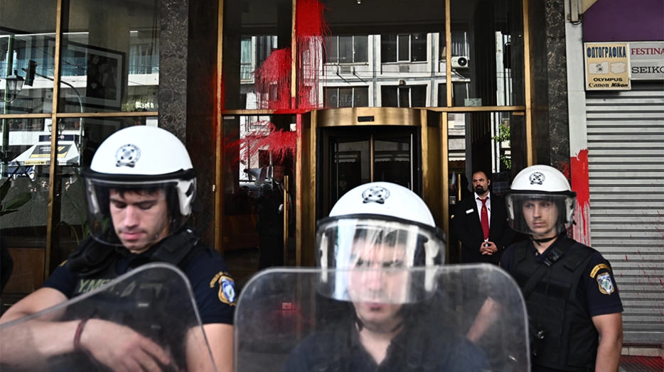 Ομόνοια: Επίθεση με μπογιές σε ξενοδοχείο που διοργανώνει συνέδριο για τη συνεργασία Ελλάδας – Ισραήλ (φώτο)