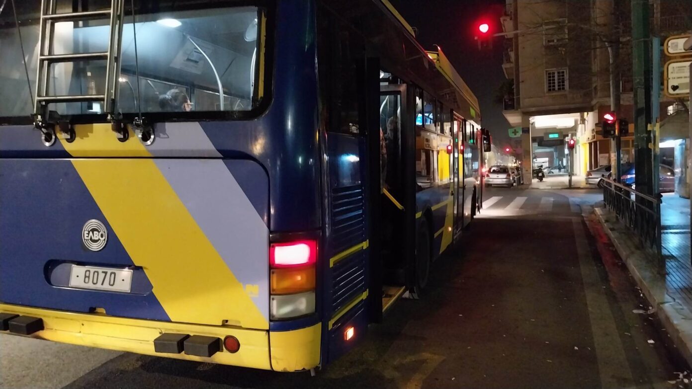 Νεαροί σκαρφάλωσαν στο πίσω μέρος τρόλεϊ στα Πατήσια (βίντεο)