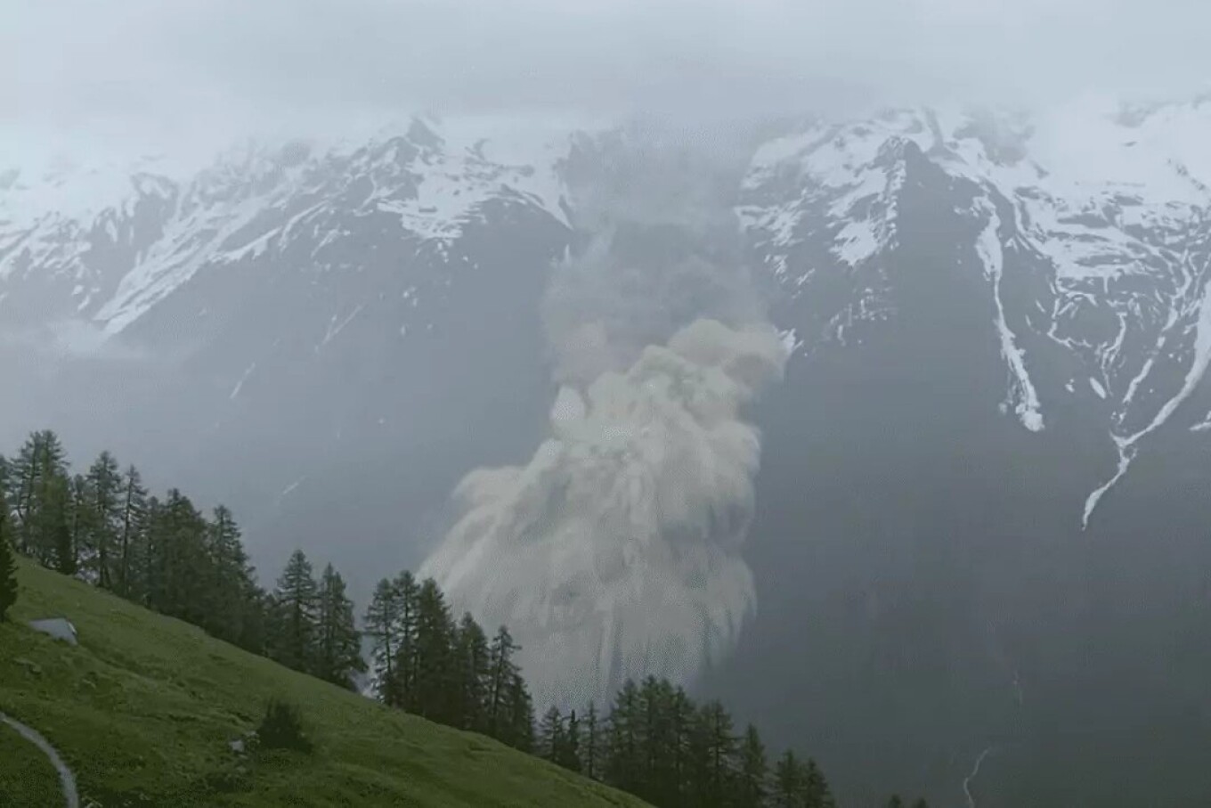 Ελβετία: Τεράστια κατολίσθηση σε περιοχή των Άλπεων – Δείτε βίντεο