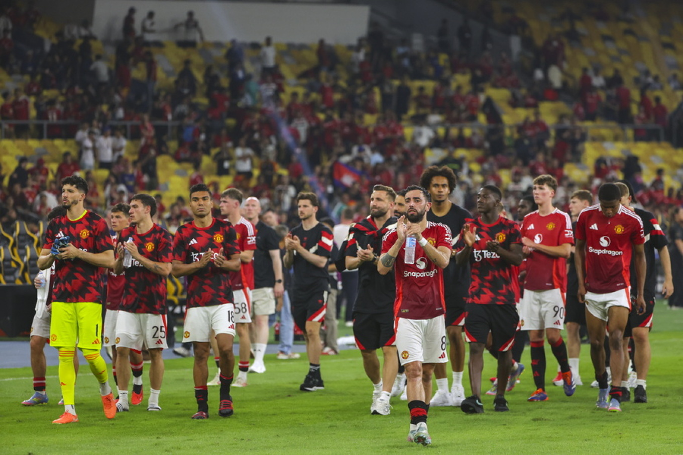 Τραγελαφικές καταστάσεις στη Μαλαισία: Η Μαν.Γιουνάιτεντ έκανε παρέλαση με ανοικτό λεωφορείο (βίντεο)