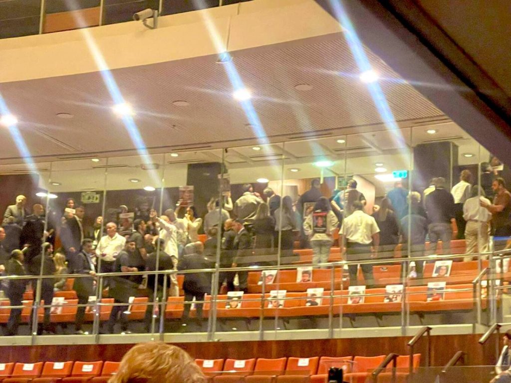 Η στιγμή που ο Μ.Νετανιάχου μιλά στην Κνεσέτ και συγγενείς ομήρων του γυρνούν την πλάτη τους (βίντεο – φωτο)
