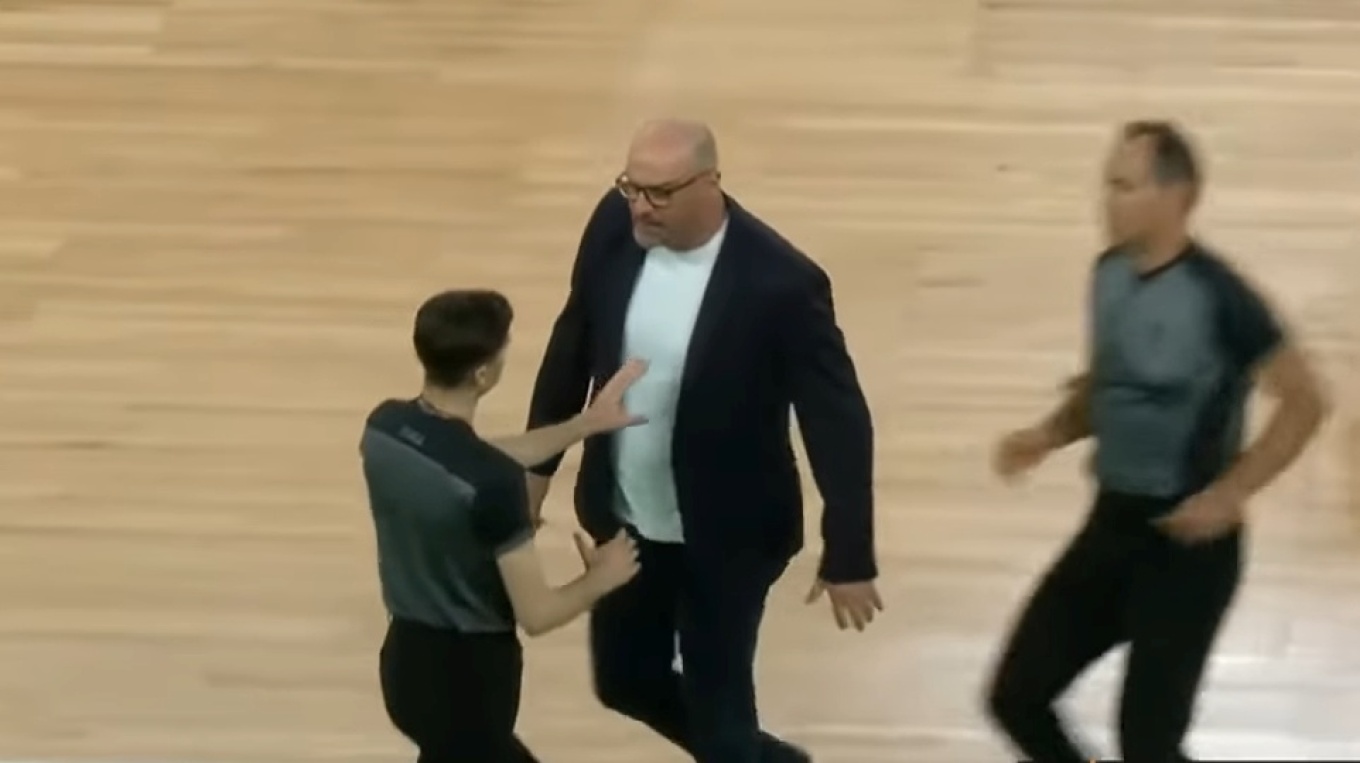 Σλοβενία: Προπονητής ομάδας μπάσκετ προσπάθησε να επιτεθεί μανιωδώς σε διαιτητή – Δείτε βίντεο