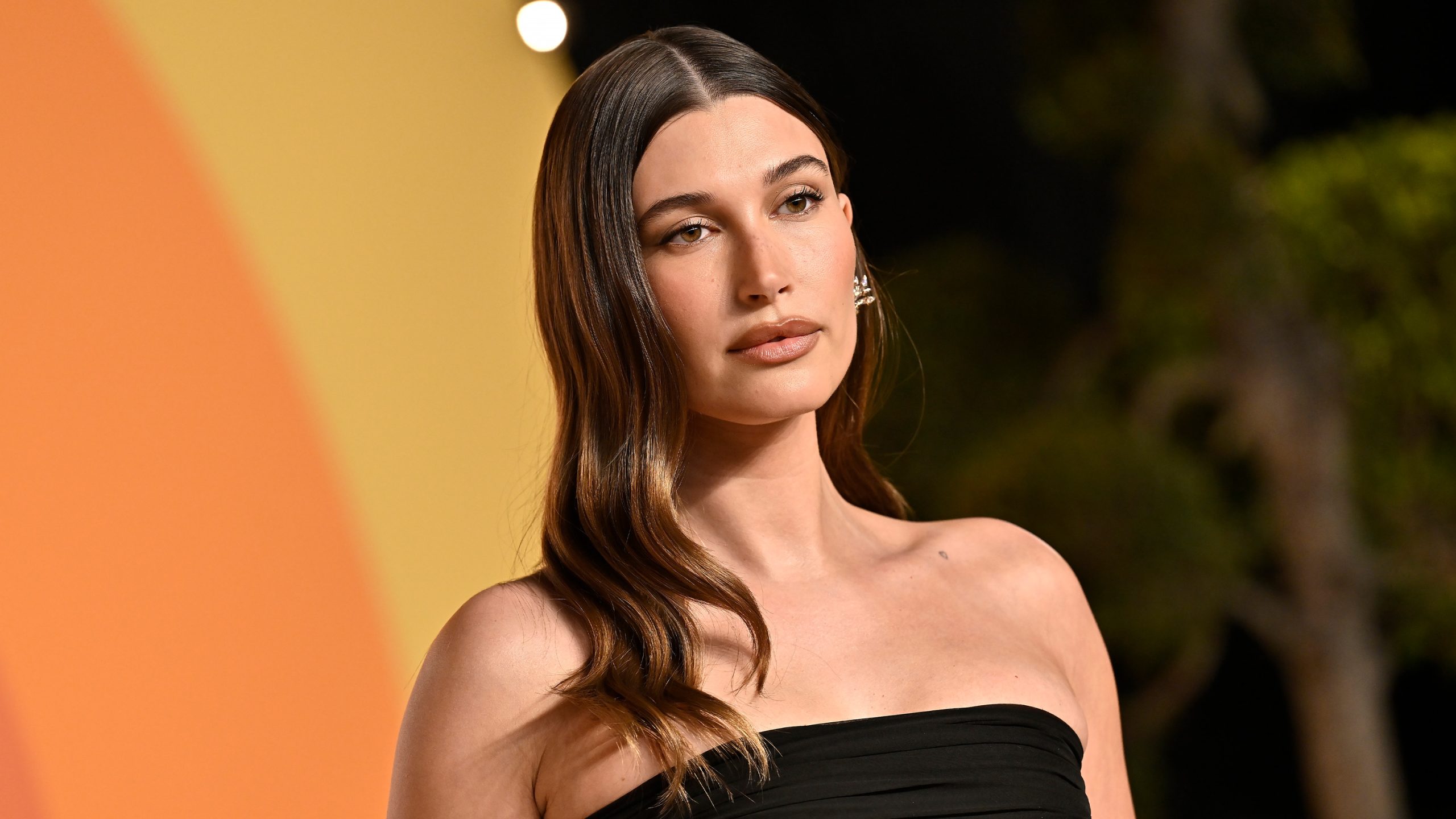 Πώς η Χέιλι Μπίμπερ μπήκε στο «κλαμπ» των δισεκατομμυριούχων – Το ιλιγγιώδες ποσό για το οποίο πούλησε το brand της